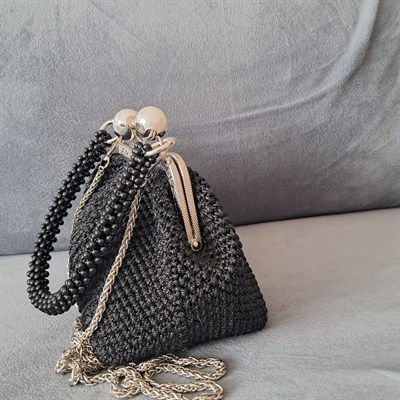 Siyah simli inci tokalı çanta