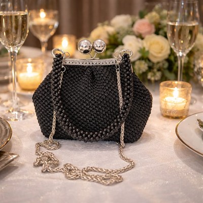Siyah simli inci tokalı çanta