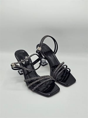 LUVESTASHOES BİLEKTEN GEÇMELİ KARE BURUNLU SİYAH TOPUKLU TERLİK
