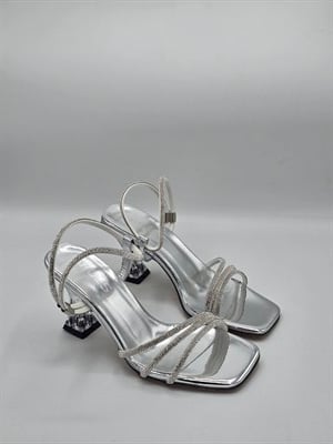 LUVESTASHOES BİLEKTEN GEÇMELİ KARE BURUNLU GRİ TOPUKLU TERLİK