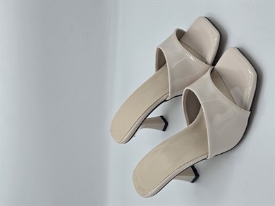 LUVESTASHOES KARE BURUNLU  TOPUKLU TERLİK  BEJ