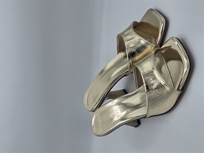 LUVESTASHOES KARE BURUNLU  TOPUKLU TERLİK  GOLD