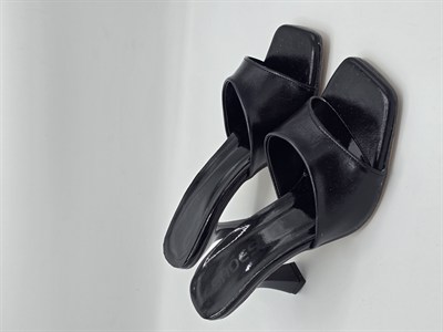 LUVESTASHOES KARE BURUNLU  TOPUKLU TERLİK  SİYAH