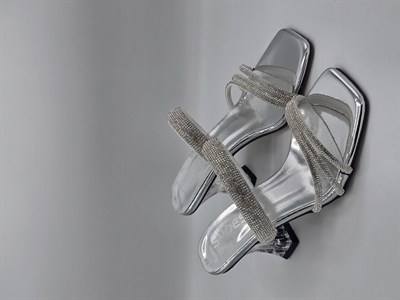 LUVESTASHOES SİMLİ TAŞLI KARE BURUNLU TOPUKLU TERLİK GÜMÜŞ 