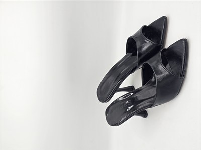 LUVESTASHOES SİVRİ BURUNLU TOPUKLU TERLİK SİYAH 