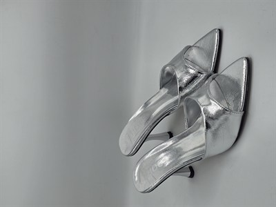 LUVESTASHOES SİVRİ BURUNLU TOPUKLU TERLİK GÜMÜŞ
