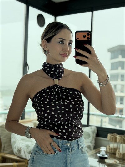 Lily Puantiye Desen Aksesuarlı Bluz Kahverengi