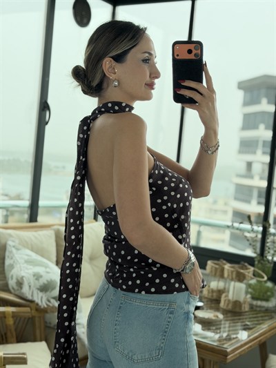 Lily Puantiye Desen Aksesuarlı Bluz Kahverengi