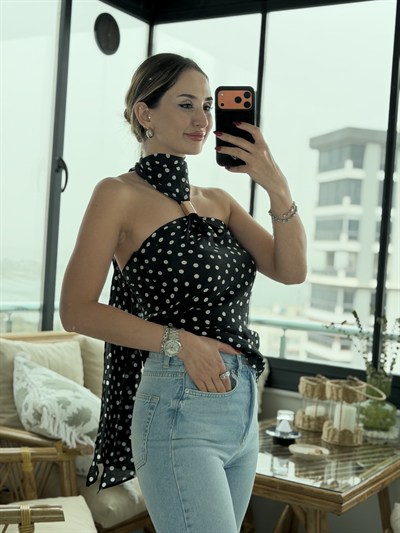 Lily Puantiye Desen Aksesuarlı Bluz Siyah
