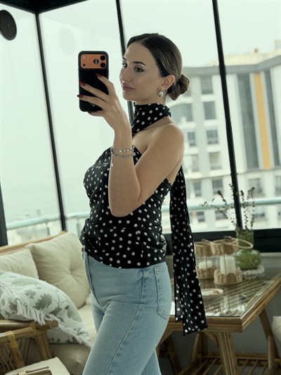 Lily Puantiye Desen Aksesuarlı Bluz Siyah