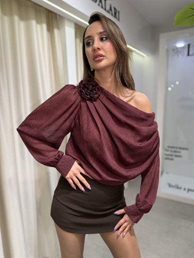 Maria Düşük Omuz Gül Detaylı Bluz Bordo