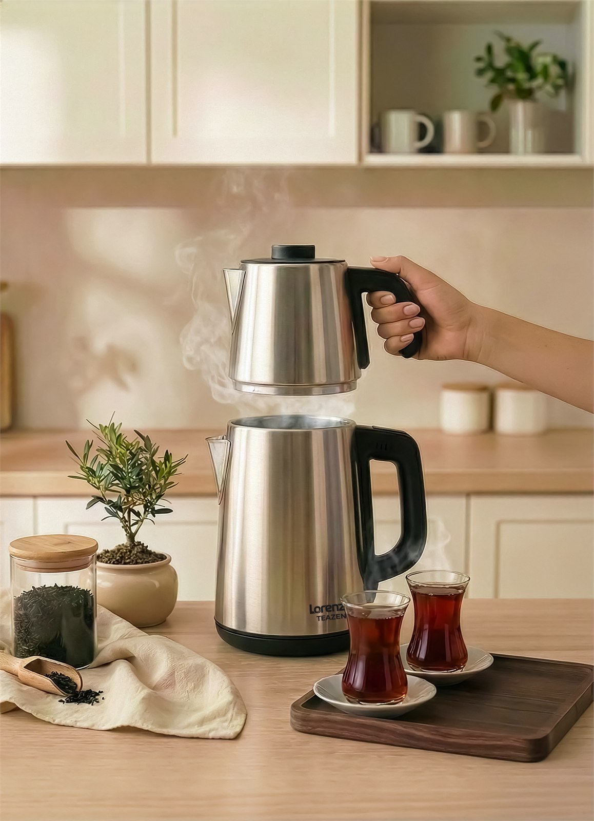 TEAZEN çelik demlik ana gövdeye yerleştirilirken