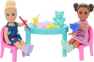 Barbie Bebekler ve Aksesuarlar Bir yetişkin ve iki küçük bebek ile 20den fazla aksesuardan oluşan Barbie Okulumu Seviyorum oyun seti HRG85