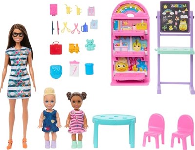Barbie Bebekler ve Aksesuarlar Bir yetişkin ve iki küçük bebek ile 20den fazla aksesuardan oluşan Barbie Okulumu Seviyorum oyun seti HRG85