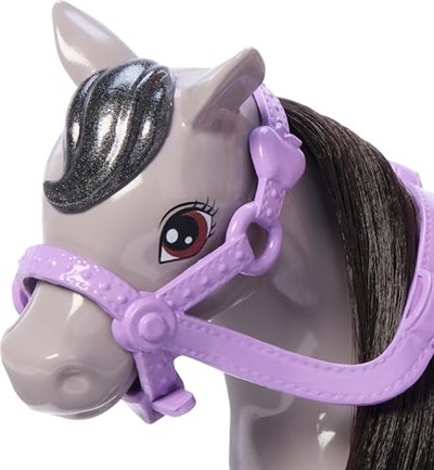 Barbie Chelsea™ Bebek ve Midilli Barbie Chelsea bebek ve oyuncak at seti, kask aksesuarı dahildir, bebeğin dizleri midilliye binmek için bükülebilir HTK29