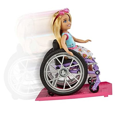 Barbie Chelsea bebek ve tekerlekli sandalye, hareketli tekerlekli, rampa, çıkartma levhası ve aksesuarları, sarı saçlı küçük bebek