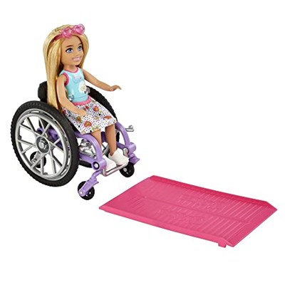 Barbie Chelsea bebek ve tekerlekli sandalye, hareketli tekerlekli, rampa, çıkartma levhası ve aksesuarları, sarı saçlı küçük bebek