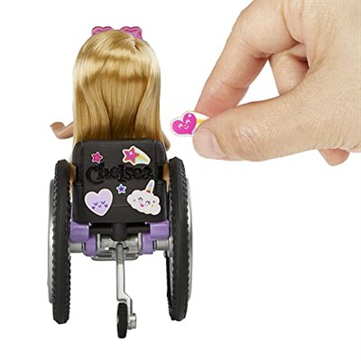 Barbie Chelsea bebek ve tekerlekli sandalye, hareketli tekerlekli, rampa, çıkartma levhası ve aksesuarları, sarı saçlı küçük bebek