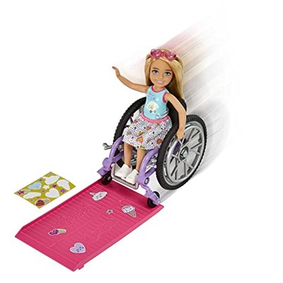 Barbie Chelsea bebek ve tekerlekli sandalye, hareketli tekerlekli, rampa, çıkartma levhası ve aksesuarları, sarı saçlı küçük bebek