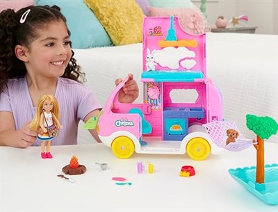 Barbie Chelseanin Yeni Karavanı, Chelsea bebek, 2 hayvan figürü ve 15 aksesuar içerir, araç kamp alanına dönüşür, HNH90