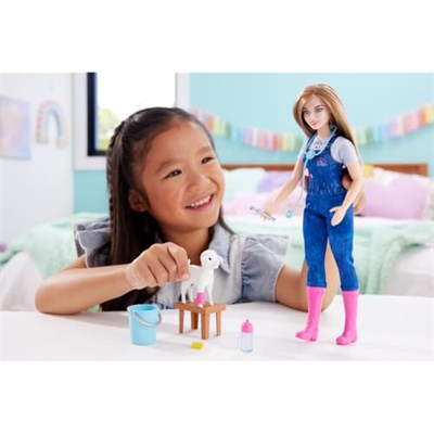 Barbie Çiftlik Veterineri Barbie 65. Yıl Dönümü Kariyer Koleksiyonu Çiftlik Veterineri bebek ve kulakları hareket eden kuzu dahil 10 aksesuar HRG - Seçenekler: Çiftlik Veteriner, Astronot, Pop yıldızı