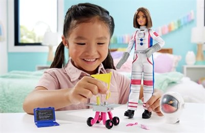 Barbie Deluxe Kariyer Bebek - Astronot Barbie Deluxe Kariyer Bebek - Astronot, tekerlekli keşif aracı ve uzay kaskı dahil 10 aksesuar HRG45