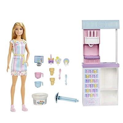 Barbie Dondurma Dükkanı Oyun Seti Barbie Dondurma Dükkanı Oyun Seti, 30 cm sarışın bebek, dondurma yapabilme özelliği ve gerçeğe uygun oyun aksesuarları HCN46
