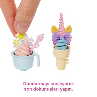 Barbie Dondurma Dükkanı Oyun Seti Barbie Dondurma Dükkanı Oyun Seti, 30 cm sarışın bebek, dondurma yapabilme özelliği ve gerçeğe uygun oyun aksesuarları HCN46