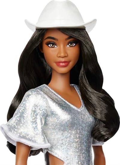 Barbie Fashionistas bebek, Eteği püsküllü gümüş rengi ışıltılı elbisesi, kovboy tarzı beyaz şapkası ve çizmeleriyle siyah saçlı, HYT95