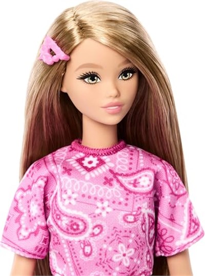Barbie Fashionistas Style Pop No. 249 sarı saçlı, pembe şal etek, pembe şal desenli gömlek, platform tabanlı beyaz sandalet, JJN62