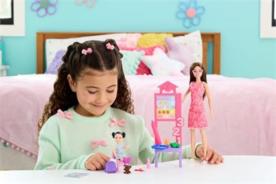 Barbie Kariyer Bebekleri öğretmen oyun seti, çıkarılabilir elbise giyen bebek, küçük çocuk figürü, sınıf tahtası ve aksesuarlar, JMK16