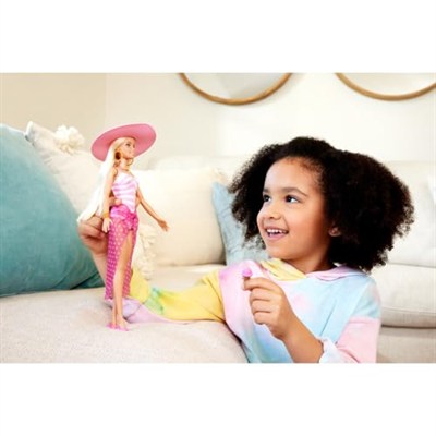 Barbie Mayosu ve plaj temalı aksesuarları olan sarışın bebek, Pembe ve beyaz mayosu, şapkası, el çantası ve plaj temalı aksesuarları olan sarışın Barbie bebek, HPL73