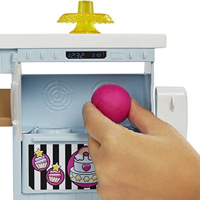 Barbie Pasta Dükkanı Oyun Seti ve Pembe Saçlı 30 cm Minyon Bebek, Fırın Standı, Pasta Yapma Özelliği, 20den Fazla Oyun Parçası, 3 Yaş ve Üzeri için (HGB73)