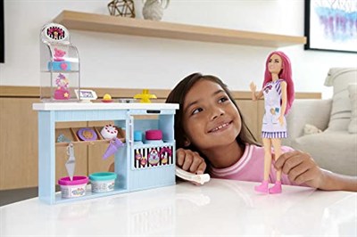 Barbie Pasta Dükkanı Oyun Seti ve Pembe Saçlı 30 cm Minyon Bebek, Fırın Standı, Pasta Yapma Özelliği, 20den Fazla Oyun Parçası, 3 Yaş ve Üzeri için (HGB73)