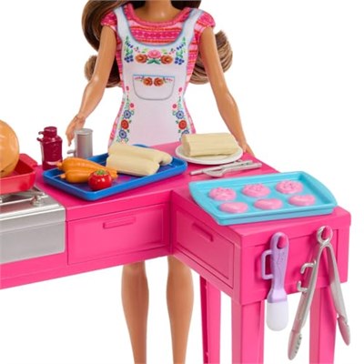 Barbie ve Teresanın Dostluk Tarifi Teresa bebek ve mutfak oyun seti, renk değiştiren kurabiyeler dahil 20den fazla aksesuar, JCT06