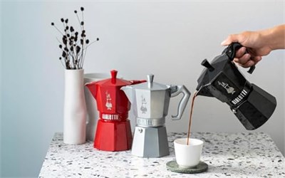 Bialetti - Moka Exclusive: 3 Cups Ocak Üstü Espresso Pişirici - 130ml - Kırmızı Renk - Alüminyum Gövde - Patentli Güvenlik Valfi - Tüm Ocak Türleri İçin Uy - Seçenekler: 3 Cups - 130ml, 6 Cups - 270ml