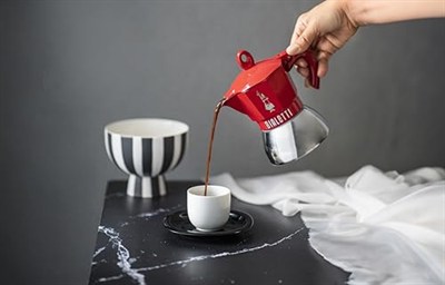 Bialetti - Moka Exclusive İndüksiyon: 4 Cups Ocak Üstü Espresso Pişirici - 200ml - Kırmızı Renk - Alt Hazne: Dış Paslanmaz Çelik İç Alüminyum - İndüksiyon Ocak Türleri İçin Uygundur