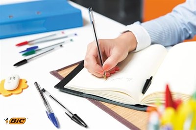 BIC Cristal Medium Tükenmez Kalem Kırmızı 50li Kutu, 1.0 mm Orta Kalınlıkta Uç, Şeffaf Gövde, Delikli Kapak