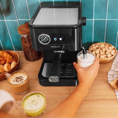 Cecotec Power Espresso 20 Pro espresso makinesi. 20 bar basınç, döner buhar çıkışı, 1.5 l su haznesi. Evde yüksek kaliteli espresso ve cappuccino