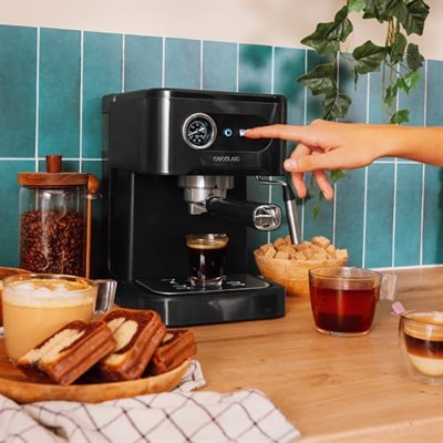 Cecotec Power Espresso 20 Pro espresso makinesi. 20 bar basınç, döner buhar çıkışı, 1.5 l su haznesi. Evde yüksek kaliteli espresso ve cappuccino