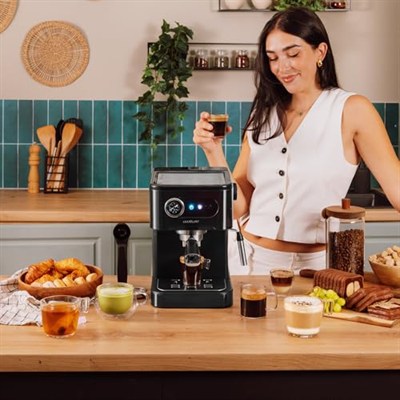 Cecotec Power Espresso 20 Pro espresso makinesi. 20 bar basınç, döner buhar çıkışı, 1.5 l su haznesi. Evde yüksek kaliteli espresso ve cappuccino