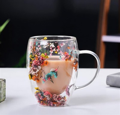 Çift Cidarlı Borosilikat Cam, Renkli Kuru Çiçek Tasarımlı, 350 ML Kapasiteli, Kulplu, Şeffaf Kahve Kupası