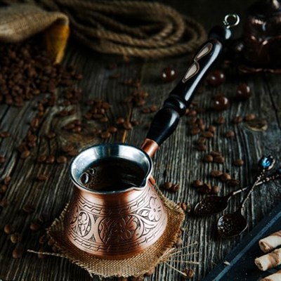 DEMMEX 2 mm Kalın Bakır Türk Yunan Arap Kahve Demliği Oyulmuş Ocak Üstü Kahve Makinesi Cezve Ibrik Briki, Ahşap Saplı ve Kaşıklı, 3 Kişilik (Mat Bakır)