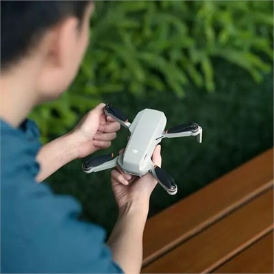 DJI Mini 4K, 4K UHD kameralı drone, 249 gdan az, 3 eksenli stabilizasyon, 10 kmye kadar video iletimi, otomatik dönüş, 1 pil maks. süre için 1 pil 31 dakika, Mini 2SE 4K, C0