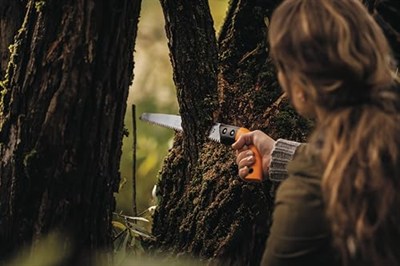 Fiskars Ahşap Testeresi Yeşil, Sabit Bıçak, Plastik Kılıf Dahil, Düz Kesim, Bıçak Uzunluğu: 33 cm, Paslanmaz Çelik Bıçak, Siyah/Turuncu, SW84, 1001620