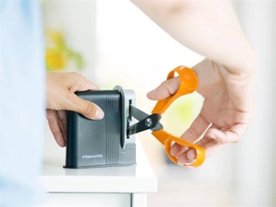 Fiskars Makas bileyici, sağ elini kullananlar için, seramik zımpara başlıkları/plastik gövde, siyah/gri, Clip-Sharp 1000812