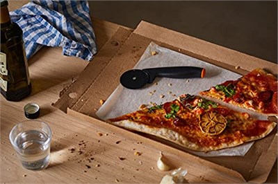 Fiskars pizza kesicisi ile yüksek kaliteli plastik-kesim parçası kesim, 19 cm, fonksiyonel form, siyah/turuncu, 1019533
