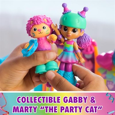 Gabbys Dollhouse, parti odası oyun seti, Gabby ve Marty figürlü kaykay parkı çatı katı odası, mobilya ve aksesuarlar, 3 yaş ve üzeri