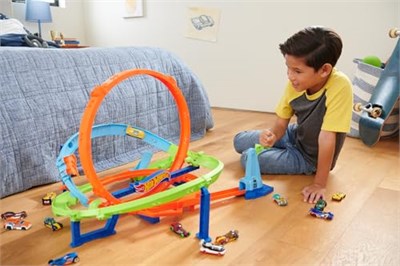 Hot Wheels Bumerang Çemberli Yarış Pisti Hot Wheels Bumerang Çemberli Yarış Pisti, 1:64 ölçekli oyuncak araba, kolayca saklanabilir HTK16