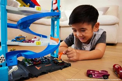 Hot Wheels Heyecanlı Yarış Kulesi Oyun Seti 1 adet oyuncak araba ve Dönüşen Yarış Kulesi oyun seti içeren Hot Wheels™ şehri pist seti HKX43
